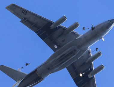 Ρωσία: Μαζική ρίψη 2500 αλεξιπτωτιστών σε ένα εντυπωσιακό βίντεο